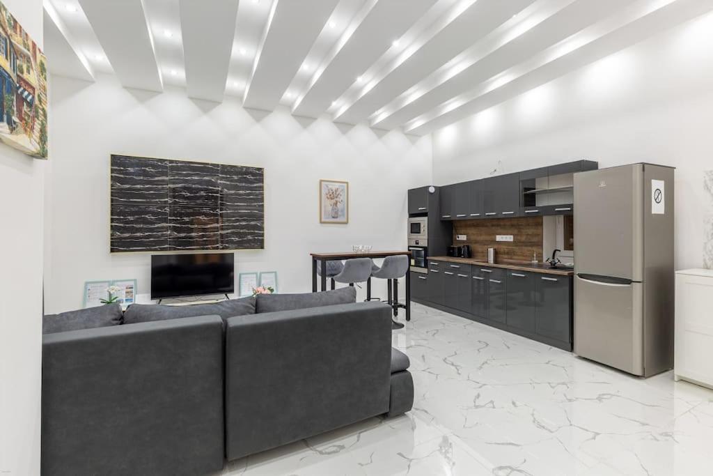 Apartment Black Marble Unique Design Near Danube River