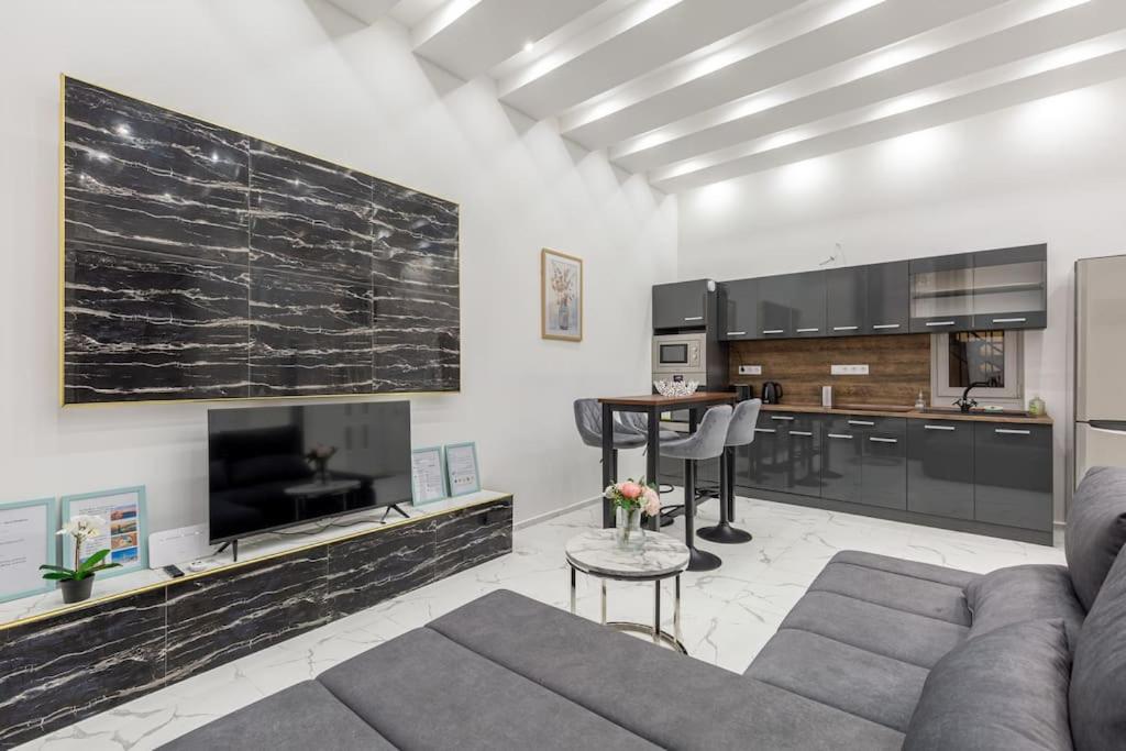 Black Marble Unique Design Near Danube River Apartment Budapest