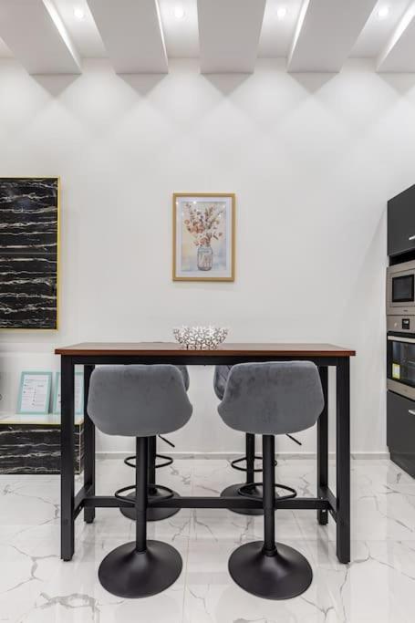 Apartment Black Marble Unique Design Near Danube River Budapest