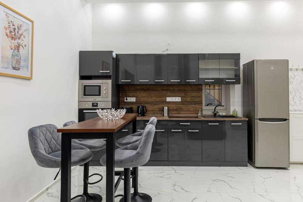 Black Marble Unique Design Near Danube River Apartment